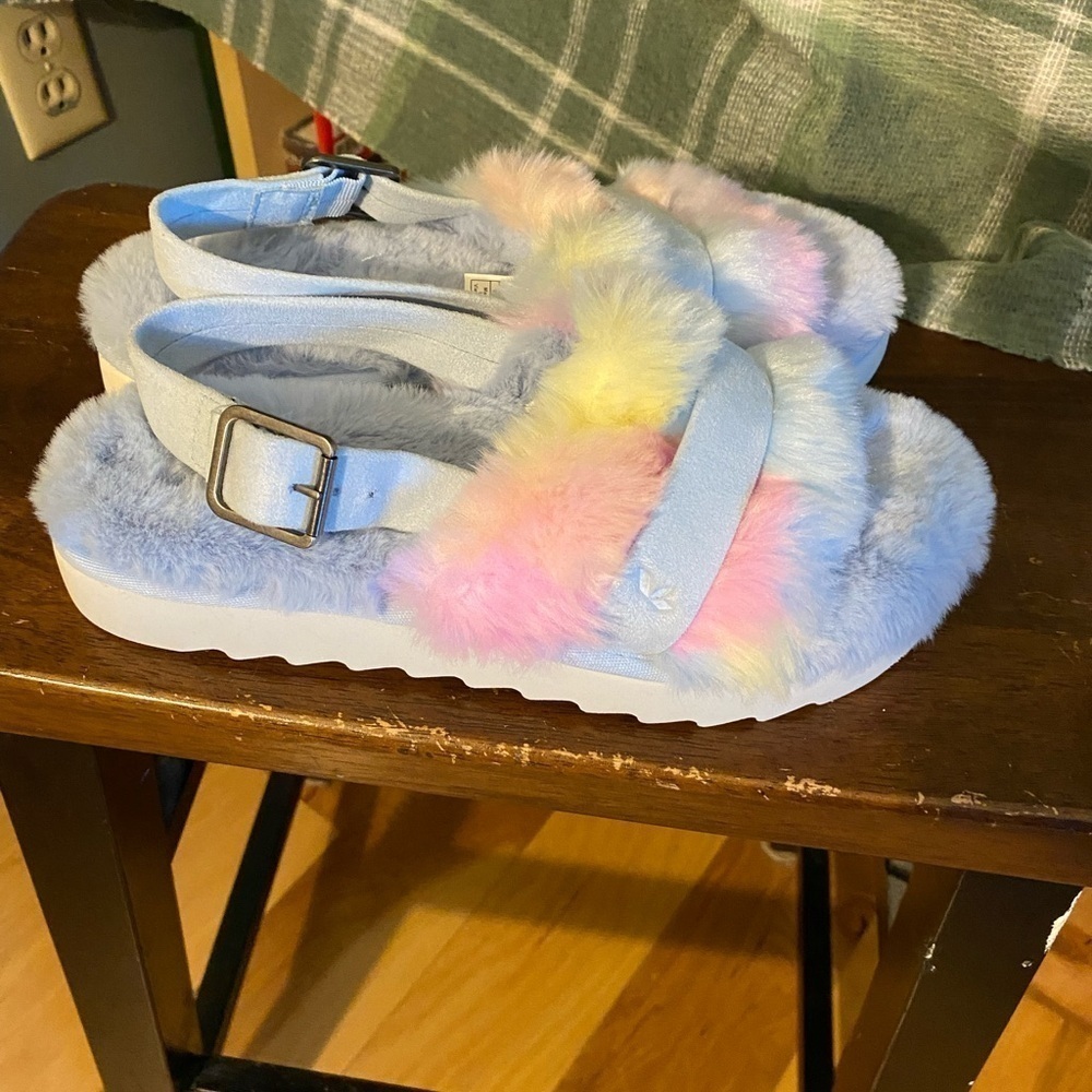 Koolaburra by Uggs Fuzz’d out pastel adjustable slides size 8